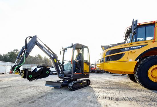 Joachim Isaksson och Volvo EC18E minigrävare.