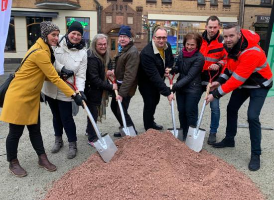 Första spadtaget för ombyggnaden av Stora torg togs av det här gänget: Sevim Mehmet Stadskärneföreningen, Malin Gunnarsson projektledare, Janet Andersson, samhällsbyggnadsnämnden, Bengt Andersson samhällsbyggnadsnämnden, Catharina Malmborg kommunalråd, Johan Andersson kommunalråd, Linus Andersson platschef samt Marcus Rydetoftar betschef.