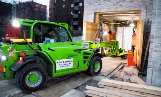 – Vi har fått en hel del jobb på att maskinen tar sig in på trånga ställen, som i parkeringsgarage exempelvis, säger Douglas &Aring;kerblom.