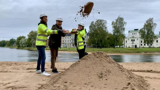 Kommunens byggledare Johan Härdne, Erik Nilsson kommunalråd och projektledare Louise Thyberg tar ett första spadtag för Residensparken.