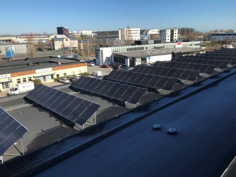 415 kvadratmeter solceller för klimatsmart energiproduktion har installerats på taket till HSB Götas huvudkontor i Jönköping.