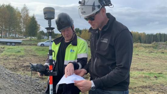 Innan arbetet med schaktning och grävning kunde påbörjas var Torbjörn &Ouml;berg, mätningsingenjör på Samhällsbyggnad, på plats för att märka ut platser och nivåer för arbetet. Här ses han gå igenom planen med Daniel Gustavsson från Eggvena schakt.