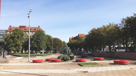 Under kommande veckor samlar park- och naturförvaltningen in synpunkter på hur Olof Palmes plats kan bli mer trivsam, trygg och tillgänglig.