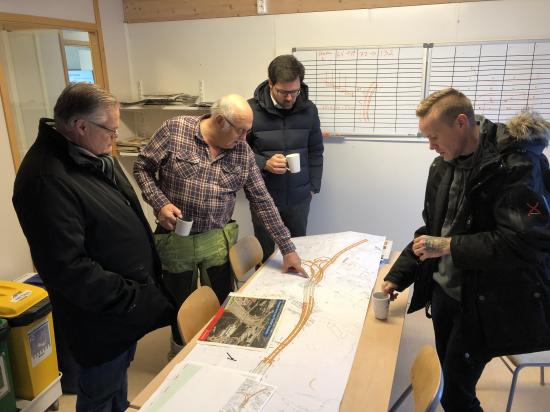 Hans Torstensson, från entreprenören som har avtalet på delen vid Sätra och Sätra hamn, Subterra, visade ritningar, som uppdateras kontinuerligt under projektets gång.
