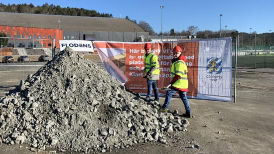 Idrotts- och föreningsnämndens ordförande Magnus Berntsson (KD) och 2:e vice ordförande Bettan Andersson (V) tar ett symboliskt spadtag för att markera byggstarten av Kvibergs Parks nya is- och sporthall.