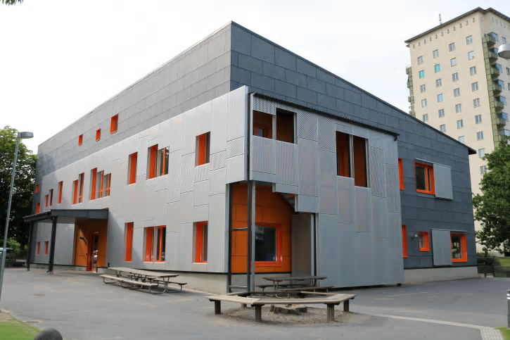 Förskolan Tabulatorn är byggd utifrån konceptet Framtidens förskola som tagits fram av Skolfastigheter i Stockholm. Det finns färdiga lösningar för interiören, men exteriören skräddarsys.