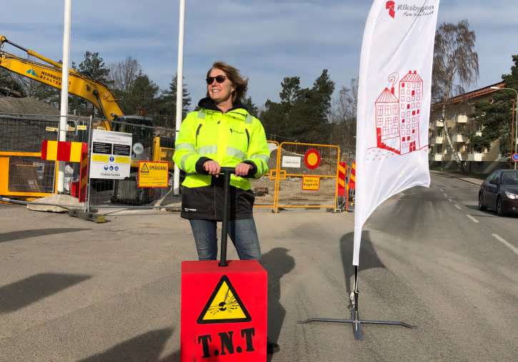 Johanna Frelin, vd Riksbyggen, redo att spränga och därmed förklara bygget för officiellt startat.