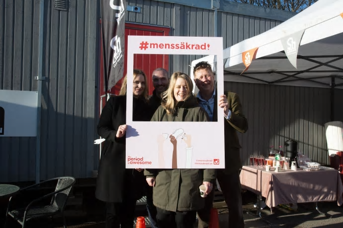 Sh bygg blir först i landet – menssäkrar byggbranschen. På bilden: Sara Mentzer, Arnold Bergman och Lars Svensson från Sh bygg, samt Terese Lann-Welin från #menssäkrad.