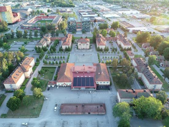 <span><span><span>På taket över Kök11 och Idrottsklinikeni Företagsstaden I11 i Växjö finns den 430 kvadratmeter stora solpanelsytan.</span></span></span>