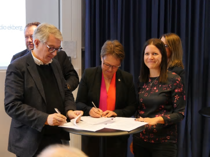 Pehr-Olof Olofsson, regionchef Peab, kommundirektör Anna Cederqvist och kommunstyrelsens ordförande Gabriela Bosnjakovic skriver under avtalet.
