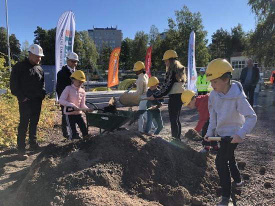 Henrik Lander (C) och Niklas Wikström (L) fick hjälp av eleverna Hilda, Husna, Milio, Tindra, Casper och Neo från Färjestadsskolans årskurs tre och sex på dagens spadtag.