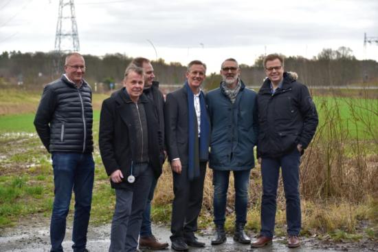 Fr.v: Daniel Wäppling, kommundirektör, Mats Dahlbom, tekniska nämndens ordförande, Michael Mårtensson, mark- och exploateringsingenjör, Andreas Meyer, VD Skåneporten, Mathias Wijk, näringslivschef och Per-Ola Mattsson, kommunstyrelsens ordförande.