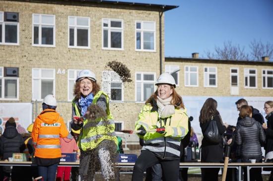 Projektansvarige Berit Berggren tar ett första spadtag inför till- och ombyggnaden av Kämpetorpsskolan i &Auml;lvsjö.