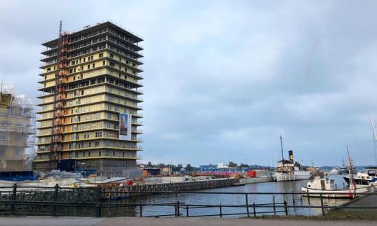 Skandinaviska Områdesskydd monterar glasräcken i nya Norrtälje hamn.