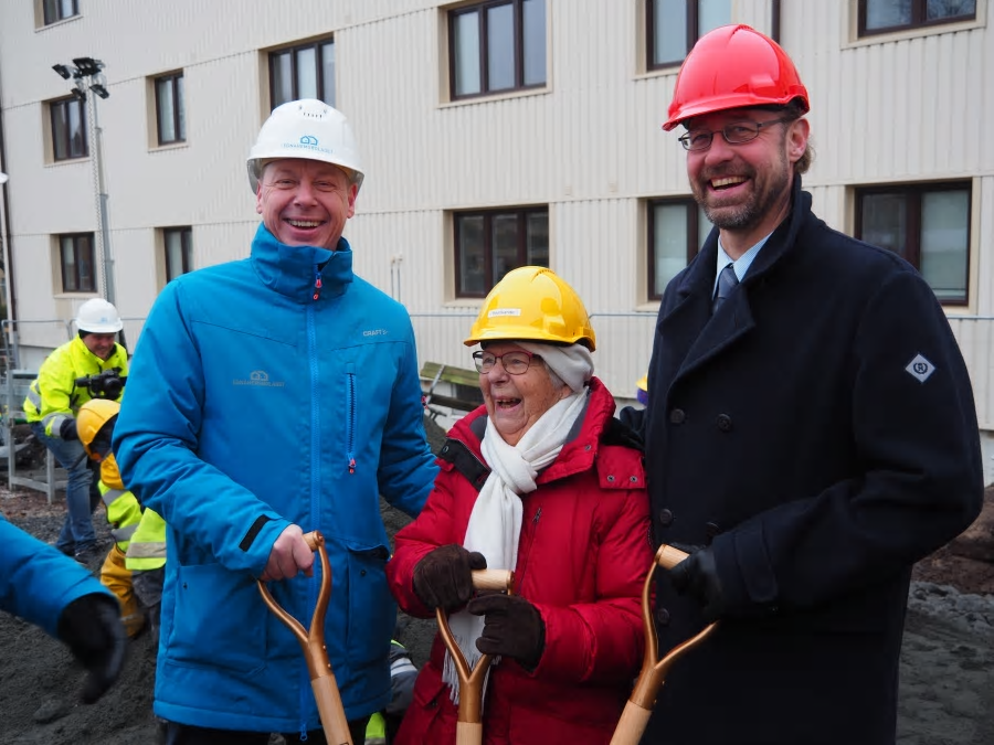 Fastighetsdirektör Martin &Ouml;bo, hedersgästen Evy Hugoh och Egnahemsbolagets vd Mikael Dolieti tog det första spadtaget.