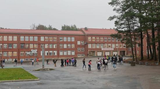 Gärdsåsskolan, med sina gedigna och robusta byggnader, är en årskurs 4-9 skola som ligger vid Kortedala torg.