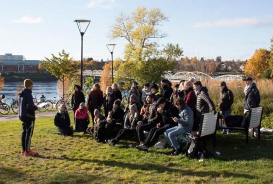 Studenter och lärare från Arkitekthögskolan på plats i Broparken i centrala Umeå.