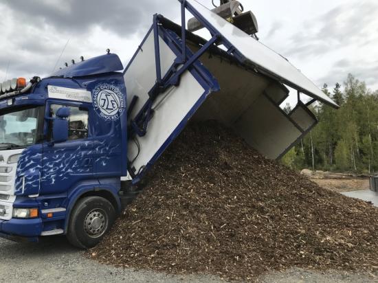 Platsen som parken ska byggas på är – såklart – väldigt blåsig, vilket gör det problematiskt att hantera stora rullar polyester och skumplast. \