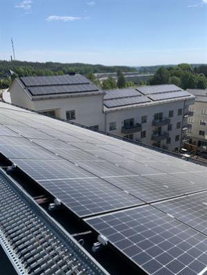 Energi från solcellerna på fastigheternas tak kommer lagras i ett batterilager under två av fastighetens byggnader.