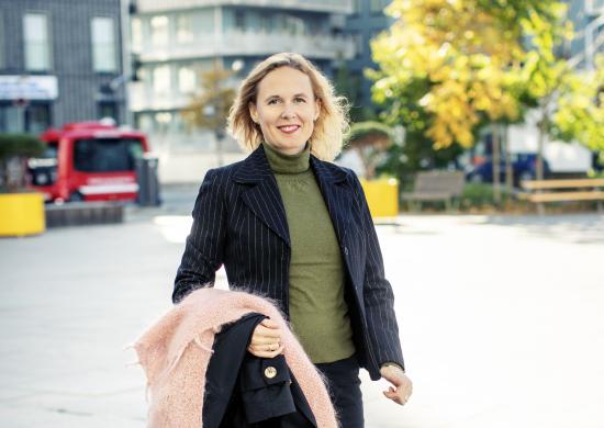 Emelie Grind, samhällsbyggnadsdirektör i Järfälla, har varit med sedan dag ett i stadsutvecklingsprojektet i Barkarby. Här på Stora torget med den självkörande bussen i bakgrunden.