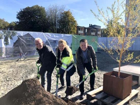 I strålande sol tog Peter Granstedt, Förbo, Anna Säfwenberg, Skanska, och Per Vorberg, Härryda kommun, ett första spadtag tillsammans för 102 nya bostäder i Landvetter.