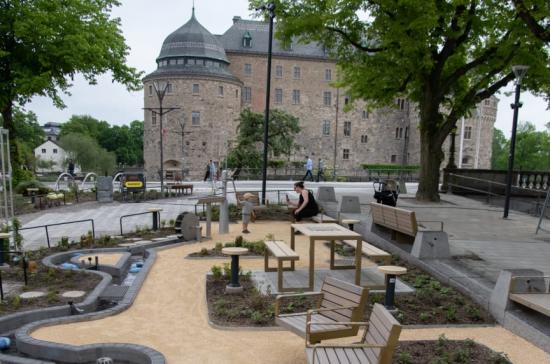 Teaterplan. Torgplats och ny teaterentré. Projektet nominerat till &Ouml;rebro kommuns Byggnadspris 2021.