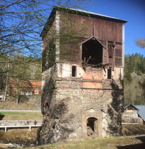 Masugnen i Ulfshyttan har ett akut behov av renoveringen. Stenar har börjat falla ned från väggarna och fastighetsägaren har därför tvingats spärra av anläggningen.