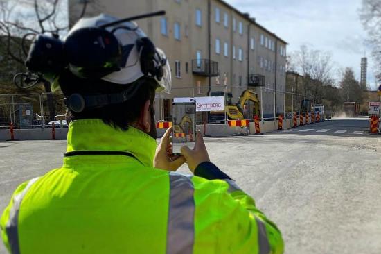 Wester’s Group använder SmartDok för att dokumentera. Här ser vi en arbetare som dokumenterar ta en bild.