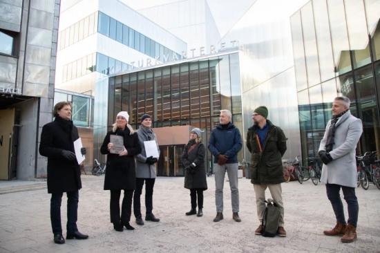 Från vänster: Jonas Edblad Wingårdhs, Jeanette Berggren &Ouml;rebroporten, Mattias Waller &Ouml;rebroporten, Erica Ek stadsbyggnadsantikvarie, Anders Hagström (KD) ordförande Byggnadsnämnden, Peder Hallkvist stadsarkitekt, Kemal Hoso (S) vice ordförande Byggnadsnämnden