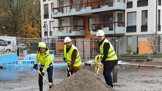 Ett första spadtag tas av entreprenören NCC, Muharrem Demirok (samhällsbyggnadsnämndens ordförande) och Anders Stjärnberg (HSB &Ouml;stergötlands VD).).