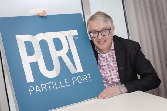 Pehr-Olof Olofsson, regionchef för Peab Bostad i Göteborg, med den nya logotypen för Partille Port. Sammanlagt kommer 800 lägenheter att uppföras med en första inflyttning planerad till 2018. Foto: Johan Dahlquist. 