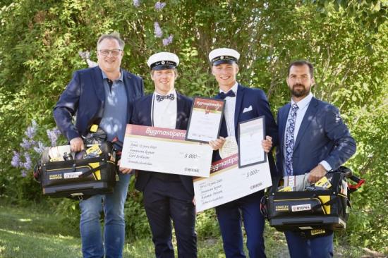 &Aring;rets Bygmastipendiater i Piteå Carl Eriksson och Rasmus Persson här omgivna av Bygmas Peter Wikström (t.v.) och rektor Jonas Wallin.
