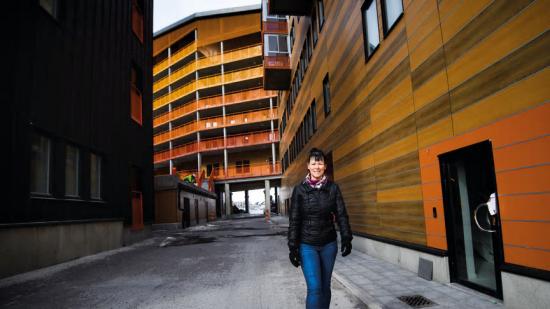 Liselott Miranda framför det första bostadskvarteret i Kiruna.