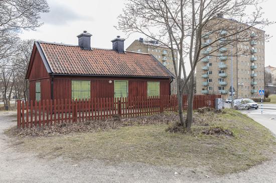 Den nästan 200 år gamla dödgrävarbostaden vid Kolerakyrkogården, väster om Gullmarsplan är en av de kulturminnen som måste tas till hänsyn vid omvandlingen av området.