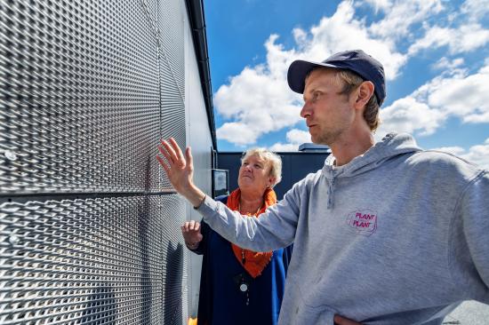 Sixten Lundqvist från Greenworks och Liselott Bergkvist, Peabs regionchef för Bygg Bostad Väst inspekterar den innovativa fasadpanelen.