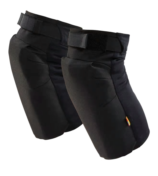 Blåkläders nya knäskyddsficka i CORDURA-stretch är designad som en tub. Tuben trär man enkelt på och av benen när det behövs. Produkten är inspirerad av idrottens knästöd i stretch och har samma smidiga design, lätthet och rörelsefrihet