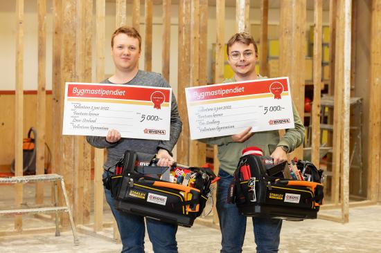 Eleverna Linus Svenlund och Tim Svedberg vid Vallentuna Gymnasium mottar årets Bygmastipendium från Bygma Danderyd.