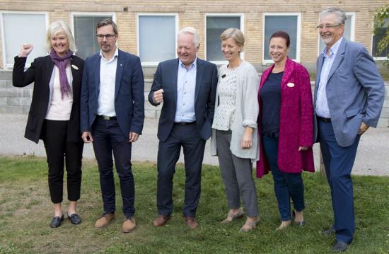 Ett glatt gäng presenterade idag planerna för två nya skolor i Katrineholm.  <span>Helen Björkqvist chef bildningsförvaltningen, Johan Söderberg (S) bildningsnämndens ordföranade, Göran Dahlström (S) kommunstyrelsens ordförande, Magdalena Norin rektor Järvenskolan Tallås, Sanna &Ouml;lander Borg rektor Järvenskolan Södra och Lars Härnström (M) kommunstyrelsens vice ordförande. Foto: Geza Simon </span>