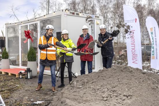 Fr v Robert Ohlsson, arbetschef Peab, Johanna Frelin, vd Riksbyggen, Reidar Svedahl, kommunalråd och Göran Sundin, tf marknadsområdeschef Riksbyggen.