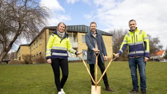 Spadtaget togs av Helena Norlykke, projektchef Skanska, Carl-Johan Baatz, vice vd &Ouml;rebroBostäder samt Fredrik Johansson, produktionschef Skanska.