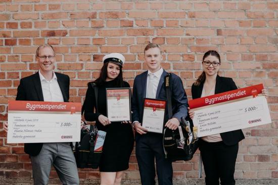 På bilden: Daniel Lundell (platschef Bygma Västerås), Oliwia Pålman Hedin, Lucas Rollsén och Sara Snees (rektor Hahrska gymnasiet).