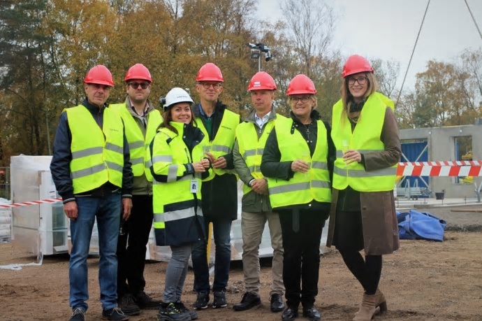 Från vänster: Jan Wulker (Dacapo), Karl-Johan Wulker (Dacapo), Christina Andersson (Wästbygg), Mats Rydholm (Maleryd), Carmith Mårtensson (Wästbygg), Ann-Charlotte Stenkil (kommunstyrelsens ordföranden), Matilda Backlund (Arkitema)