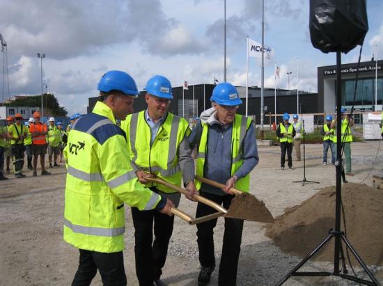 Från vänster - Martin Johansson, projektchef på NCC Boende, Christer Wallin, kommunalråd i Lund och Torbjörn Hagström, kommande boende i Arenatoppen.