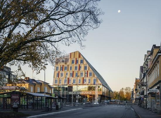 Växjös nya station och kommunhus en av de största träbyggnader som någonsin har byggts i Sverige.