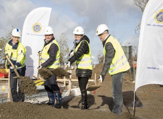 Fr v: Victor Leiman från entreprenören Skanska, HSB Malmös vd Michael Carlsson, Petra Sörling chef på HSB Sundsfastigheter samt arkitekten Arne Jönsson från Arkitektlaget.
