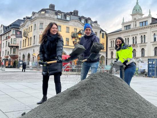 Lisa Thörn, Uppsala Citysamverkan, Rickard Malmström (MP), ordförande i gatu- och samhällsmiljönämnden och Rodina Al Halabi, Uppsala vatten, tar det första spadtaget för ombyggnationen av Stora torget.