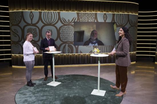 Jonas Bohlins inredning för Aira vann Guldstolen 2020. Jonas på skärm och i studion på den digitala Arkitekturgalan Boråstapeters Lovisa Glarén, juryordförande Mark Isitt och moderator Parisa Amiri.