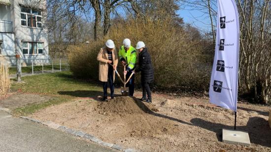 Under måndagen tog Ann Kajson Carlqvist (M) kommunalråd, Mikael Westerberg, projektchef Treano och Catharina Blixen-Finecke (M), ordförande i Trelleborgshem det första spadtaget.
