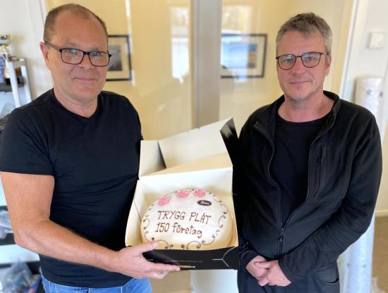 Husby takplåtslageri i Eskilstuna blev nyligen det 150:e företaget som blev auktoriserade enligt Trygg plåt. Micke Johansson och Lars Lundgren, hyllades med gratulationer och en tårta.