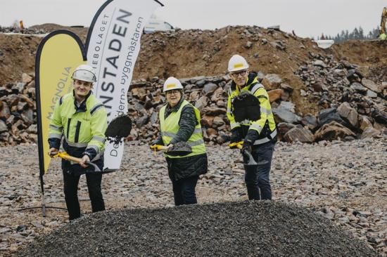 På bilden från vänster: Viktor Nordenborg, Avdelningschef Väst Tornstaden, Kerstin Hermansson, kommunalråd (C) Borås, Niklas Ohldin, Regionchef Väst Magnolia Bostad.